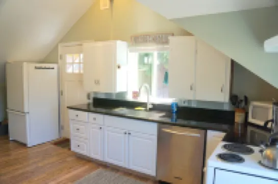 Peaceful and private studio, easy walk to downtown Edmonds