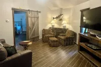 Cozy 2-bedroom house on Enid Lake, just steps from Wallace Creek Campgrounds