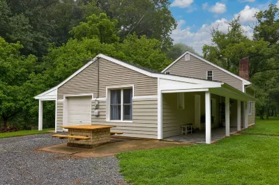 The Creekside Cabin/Rail Trail/Tubing/ 3 Bed/ 1 Bath Hotels near Tudbink's Farm