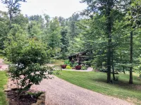 Cabin Retreat on quiet back road in Amish Country with hot tub