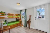 Coral Door Inn - Outdoor Shower - 3 Blocks to the Beach - Beach Badges Included