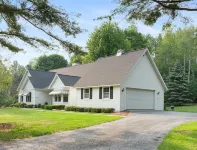 Gorgeous remodeled home in Harbor Springs with Hot tub Hotels in West Traverse Township