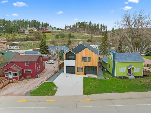 Modern on Main-Walking Distance to Downtown Hill City and Mickelson Trail! Hotels in Hill City