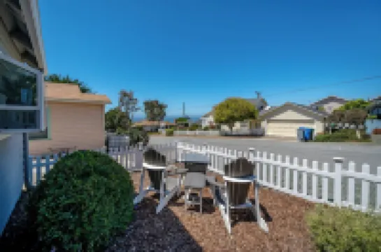 Magical Home on the Hill with Ocean Views - Two Queen Beds and One Full Bed