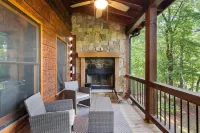 Cabin getaway in downtown!