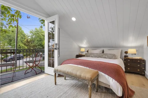 Newly Remodeled Upscale Downtown Guest Cottage - 1br loft - Sleeps 6