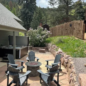 5 bd 4 bth, AC, fireplace, hikes, waterfalls, salt water hot tub, walk to town!