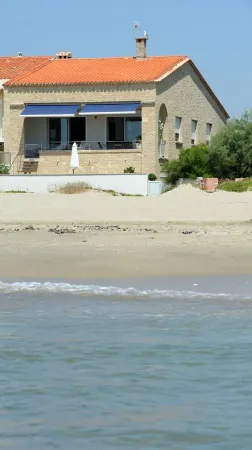 Rental palavas-carnonmaison on the beach Отели в г. Палава-Ле-Фло