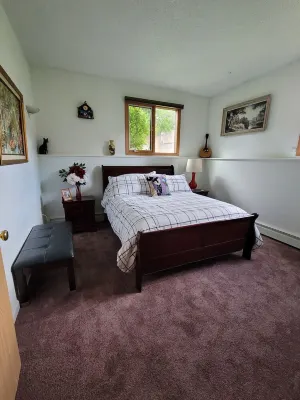 Private suite in an Owner occupied home with views of the Chugach Mountains. Hotel in zona Alaskazoo