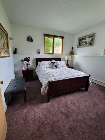 Private suite in an Owner occupied home with views of the Chugach Mountains. Отели рядом с достопримечательностью «Зоопарк Аляска»