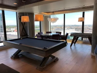 NEW!!Denvers ONLY centralTrain HUB "union station", downtown upscale living! โรงแรมใน