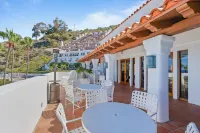 New Oceanfront Villa in Hamilton Cove. Golf Cart, Terrace + Easy Access