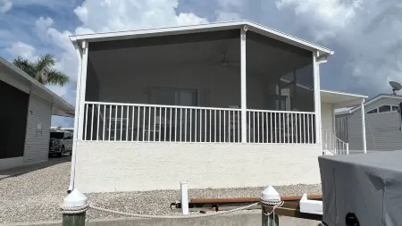 Quiet, clean & comfy 2 bed-2bath with 8000lb boat lift and large screened lanai