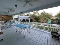 Beach, restaurants, shopping, blocks away