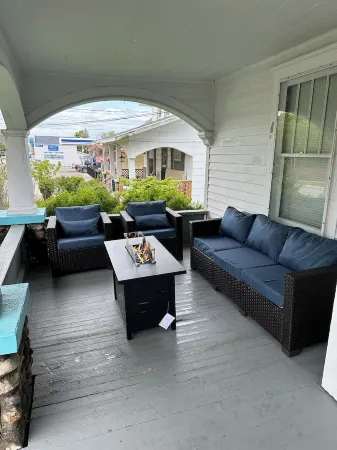 Roomy 5BR 1/4 mile from Main St Отели в г. Чебойган