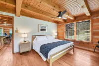 Bear Creek Cabin- 8 mi to Tiec, Hot Tub, Sleeps 7 - Pet Friendly