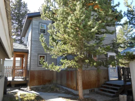 The Copper House newly constructed in the heart of West Yellowstone, MT Отели рядом с достопримечательностью «Chamber of Commerce of West Yellowstone»