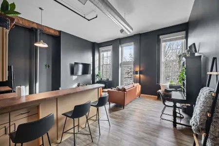 Huge King Bed Loft Downtown - Balcony - Grocery - Brewery - Court Ave Nightlife Отели рядом с достопримечательностью «Грэйтер Де-Мойн Ботаникал Гарден»