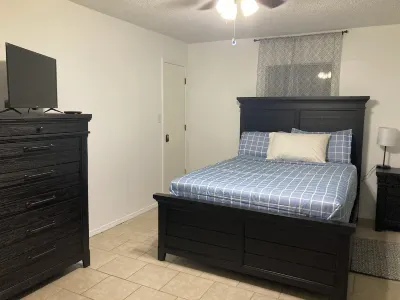 "Charming Escape: King & Queen Beds in a Quiet Neighborhood! Hotels near Mount Pleasant KOA Journey