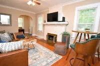 Peoria Heights Petite Charmer- A Block From it All!! Hotels in Peoria Heights