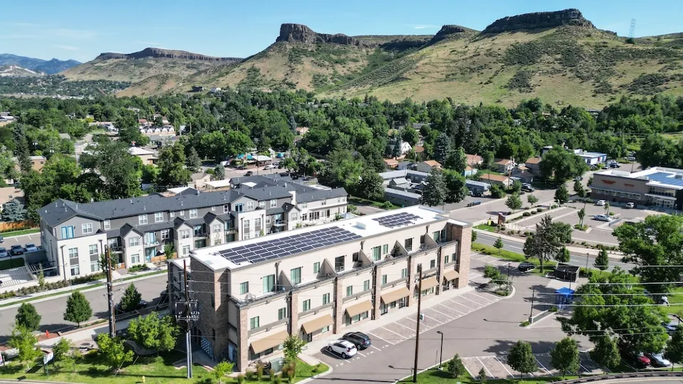 Modern and Cozy ~ Near Red Rocks, Downtown, Hiking, Csm Campus