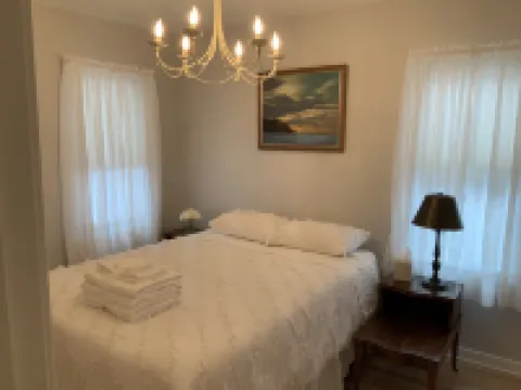 Charming garden cottage downtown Ellison Bay walking distance to lake and shops