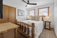 Lakeside Resort Cabin Steps to Table Rock Lake - Minutes to Sdc!