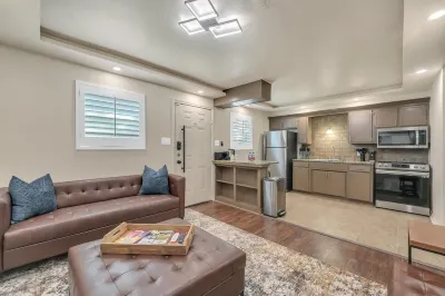 Oak's Beautiful Contemporary Suite #09