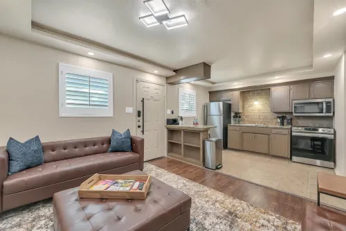 Oak's Beautiful Contemporary Suite #09