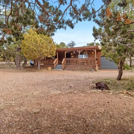 Comfy, Cozy Cabin in the Mountains with a large front porch. Pet-Friendly!