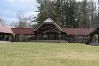 Secluded-Log Cabin-in town Cashiers-Pet Friendly