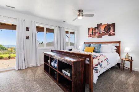 Red Hills Vacation ~ Three Bedroom Guest Suite with a Private Hot Tub and Sauna