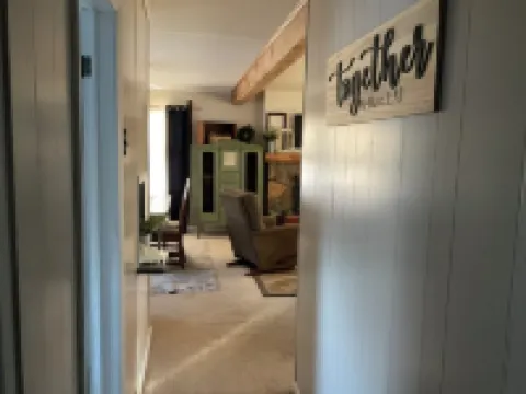 Charming 3-bedroom cottage with WiFi and AC in delightful Caulfield