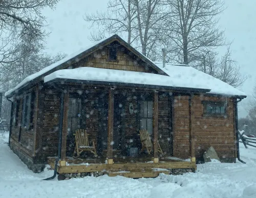 Winter at Kodow Kabin! 1865 cabin /hot tub close to Red Lodge and skiing!