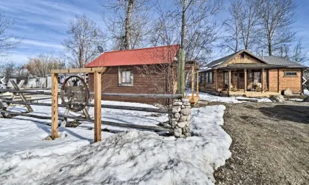 Winter at Kodow Kabin! 1865 cabin /hot tub close to Red Lodge and skiing! Отели в г. Карбон