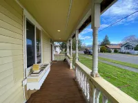 Cozy Cole St Home built in 1910 in Downtown Enumclaw