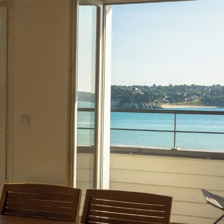 Quiet top floor flat with sea view
