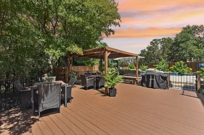 Large Family Private Home - HOT TUB, Pool, Pool Table, game room, dog friendly! Hotels near Express