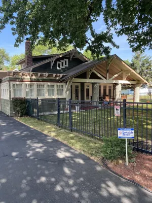 Historical California Bungalow 1 block from Millikin University