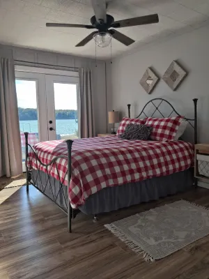 Private Cottage right on Possum Kingdom Lake on west side with dock