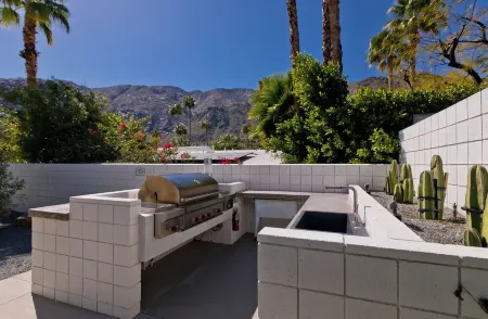 Experience Palm Springs living near Indian Canyons. Las Palmas Oasis, ID #4720