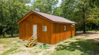 Escape to cozy 2-bedroom cabin near Ouachita Forest 4 min drive away