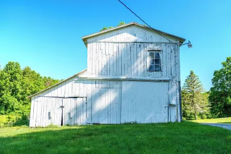 Breathtaking farmhouse with 4 bedrooms, Fishing, Kayaking, 6 acre pond!