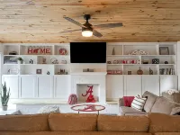 3 min drive to T-town! Big Al Blow Up, 5 TVs, Grill, 2 Living Rms, Bkyd & Patio