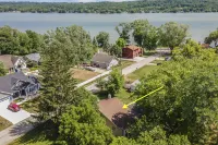 Escape to the Lake! Walk to water & local dining!