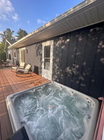 Inland Waterways Retreat! on Cheboygan River, Inside Strawberry Island Canal! Отели в г. Benton Township