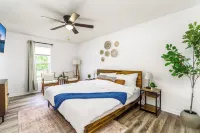 Quaint Cottage of Holly Springs