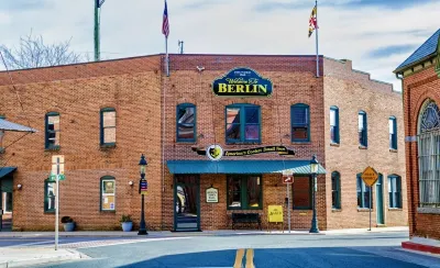 Boho Beach Cottage- Quiet, Deck, Private parking, Bikes- 1 mi to Beach & Boards! Explore OC附近的飯店