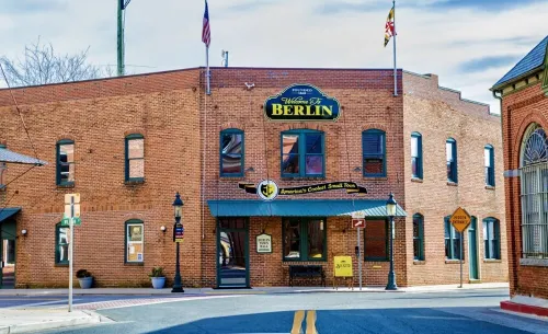 Boho Beach Cottage- Quiet, Deck, Private parking, Bikes- 1 mi to Beach & Boards!