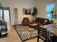 Charming fully remodeled 2-bedroom house with WiFi in Evanston فنادق في إيفانستون